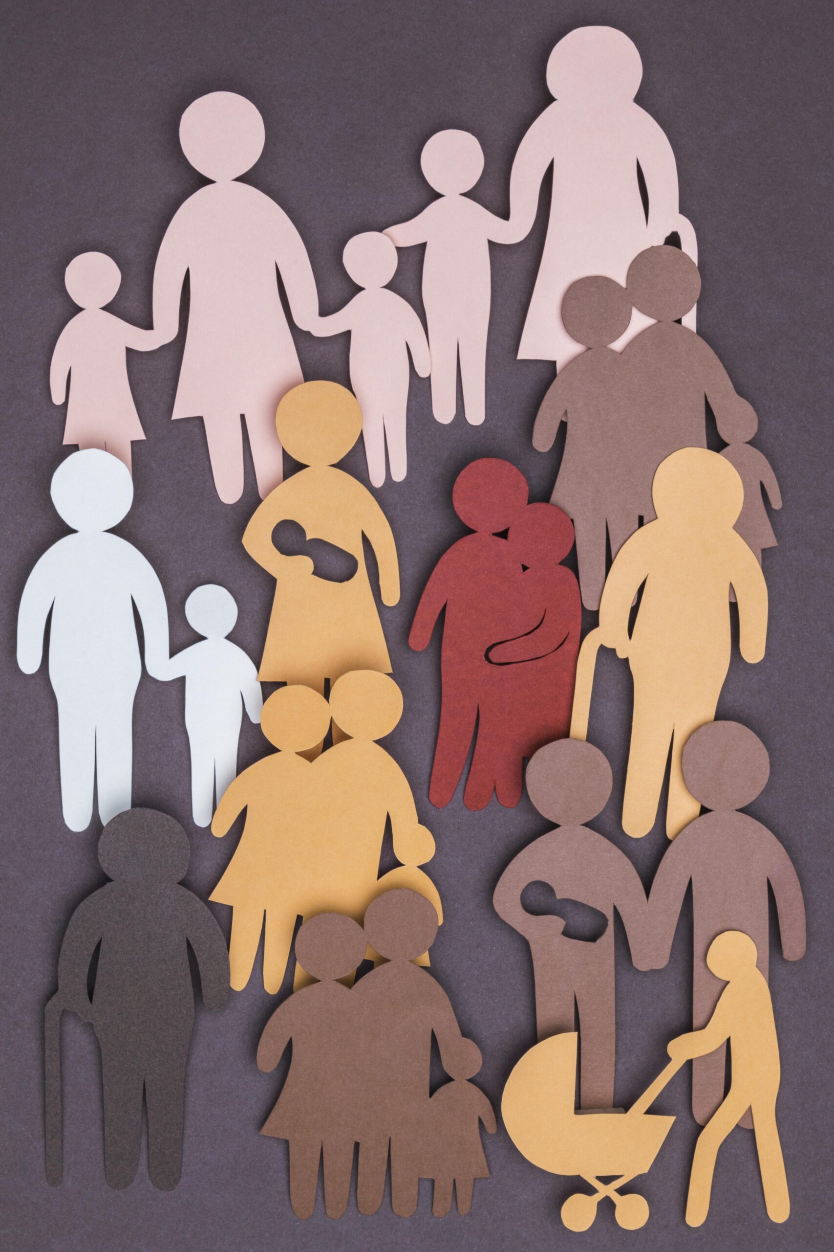 Familia recibiendo apoyo emocional en grupo de recursos para familias con FAOD