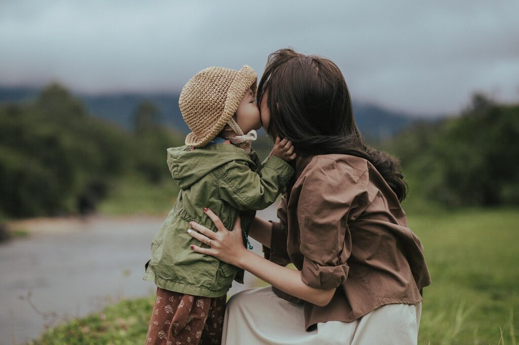 Sonrisa de un niño que vive con trastornos del metabolismo de los ácidos grasos, lleno de energía y esperanza.