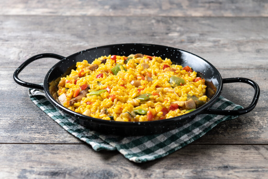 Prepara un arroz con verduras fácil y lleno de sabor. Una receta mediterránea ligera, nutritiva y perfecta para toda la familia, con opción de añadir pollo.