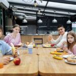 Alumnos comiendo en comedor escolar según Real Decreto 315/2025 comedores escolares